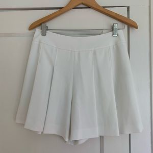 Alice + Olivia white pleated shorts size 6